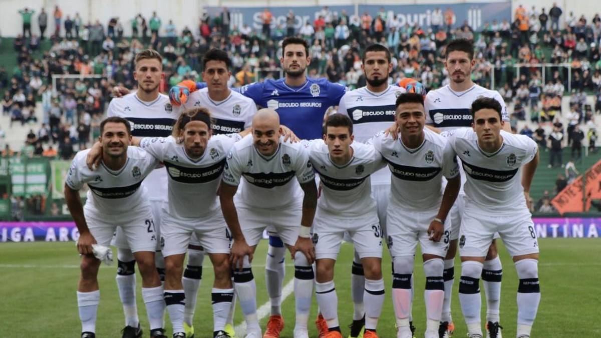 罗斯托夫队主场大获全胜，喜迎胜利(罗斯托夫比赛)